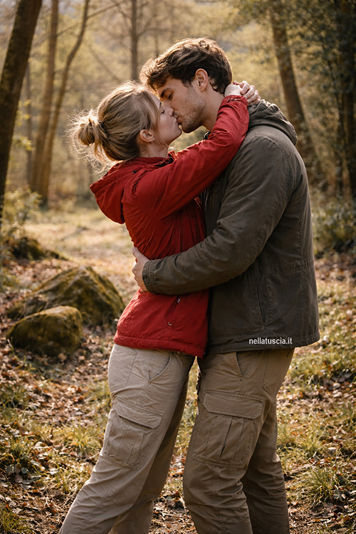 Elisa e Marco si baciano nel basco.