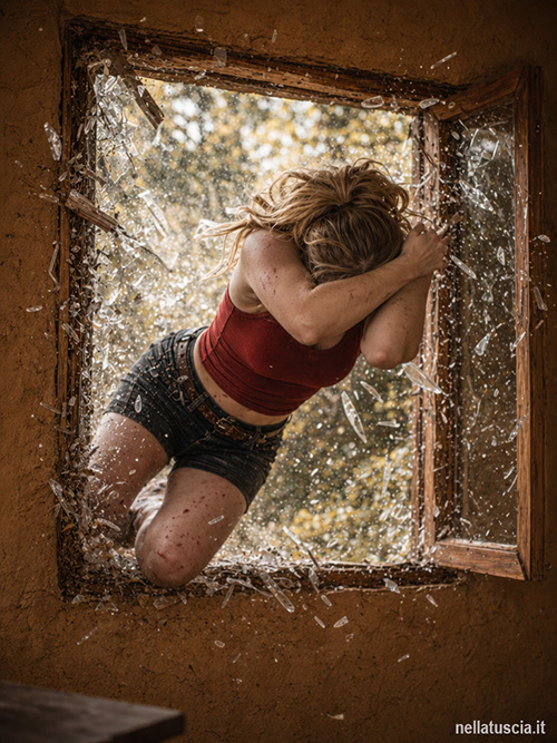 Elisa si lancia attraverso la finestra del casale per raggiungere Marco.