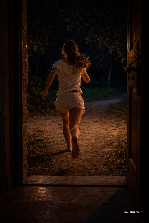 La rete trascina nel panico Livia, che fugge nel bosco.