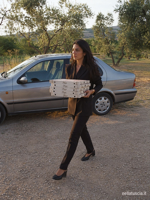 Livia arriva al casale con le scatole delle pizze e trova la finestra sfondata.