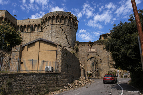 Il tempo di sposta e i menumenti tremanto, la porta di Volterra si spacca.