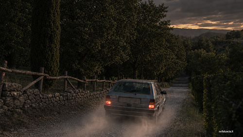 La macchina di Livia lascia il casala al tramonto.