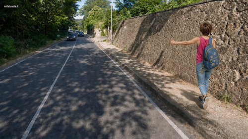 Arianna attraversa Capranica facendo l'auto stop.