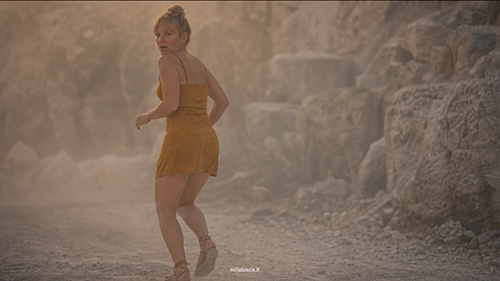 Elisa viene attirata in un velo della Rete durante la festa presso l'area archeologica.